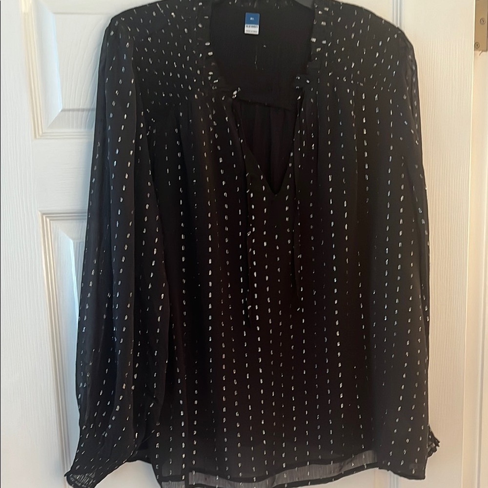 Old Navy Black and White Graphic Long Sleeve Blouse Its silver on the blouse